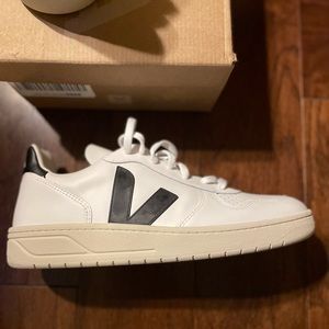 NWTS Men’s White-Black Leather Veja’s